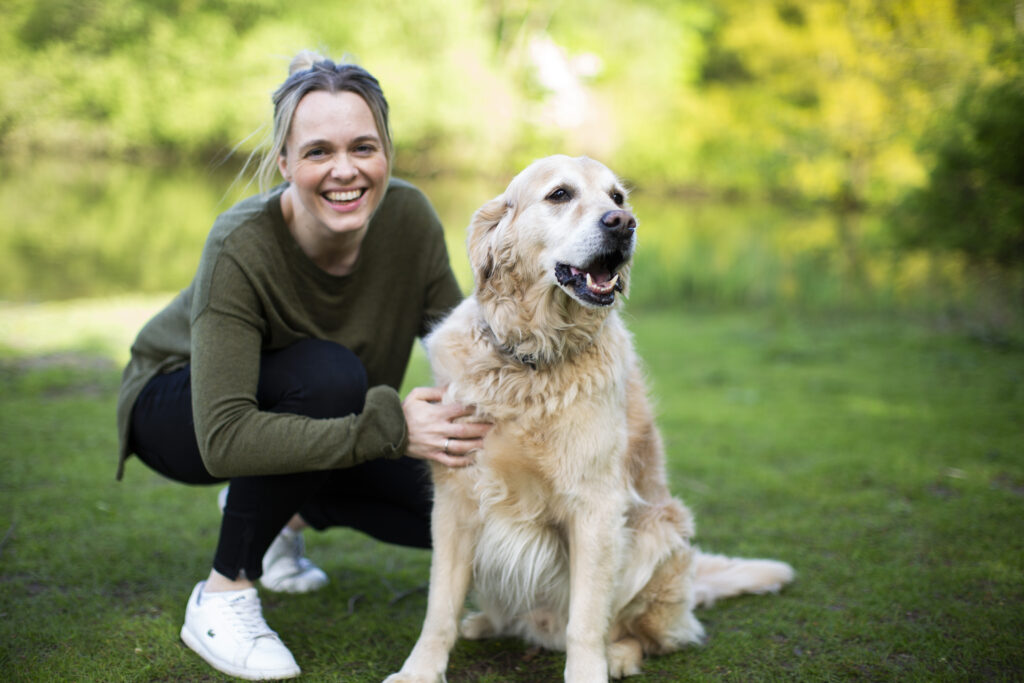 Frau mit Golden Retriever