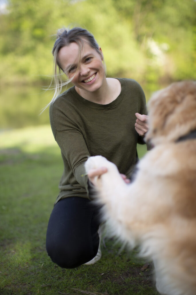 Hund gibt Frauchen Pfote